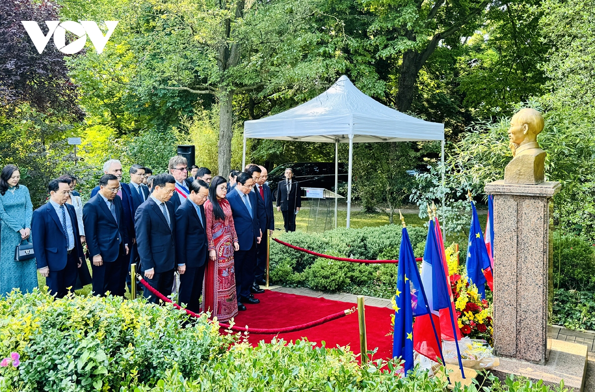 PM pays tribute to President Ho Chi Minh in Montreuil, France